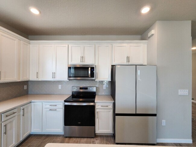 Building Photo - Gorgeous 3-Bedroom, 2-Bathroom Home in Cle...