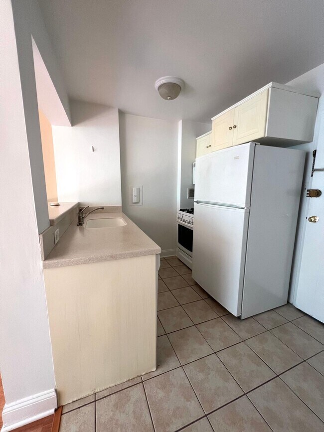 Building Photo - 922 24th St NW