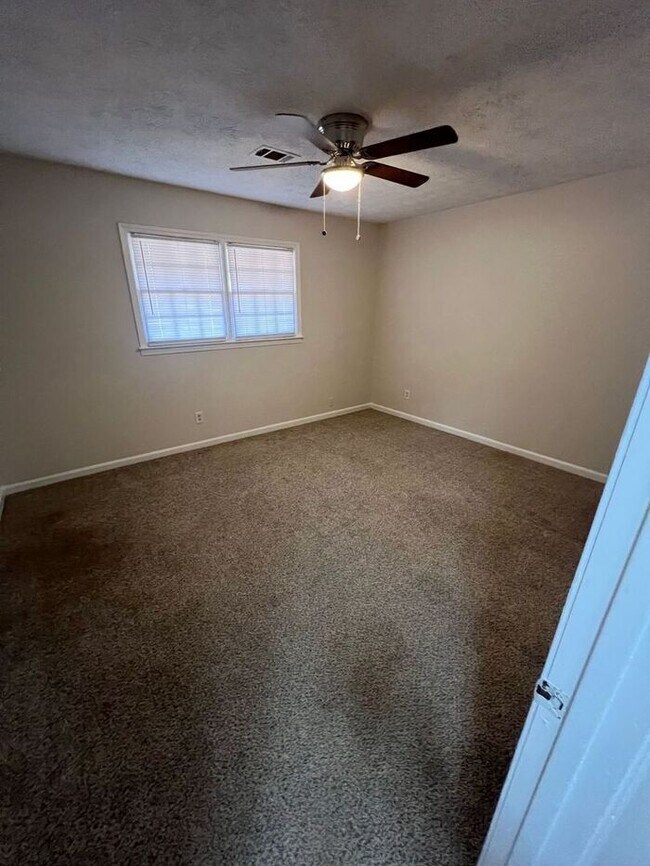 Building Photo - READY NOW!!! Ranch 2 bed 1 bath Duplex in Lawrenceville!