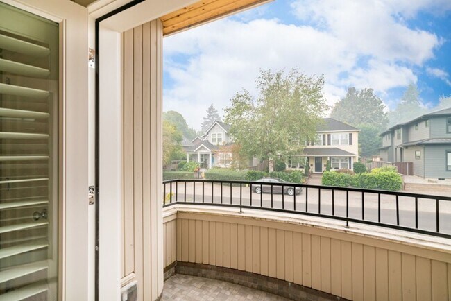 Building Photo - Luxury Townhome in the Heart of Lake Osweg...