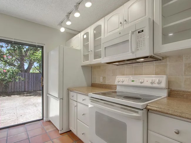 Building Photo - 1403 14th Ct