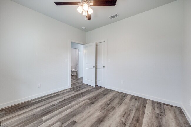 Building Photo - 3-Bed Home with Fenced Yard & Attached Garage in Sunny Side – Denison