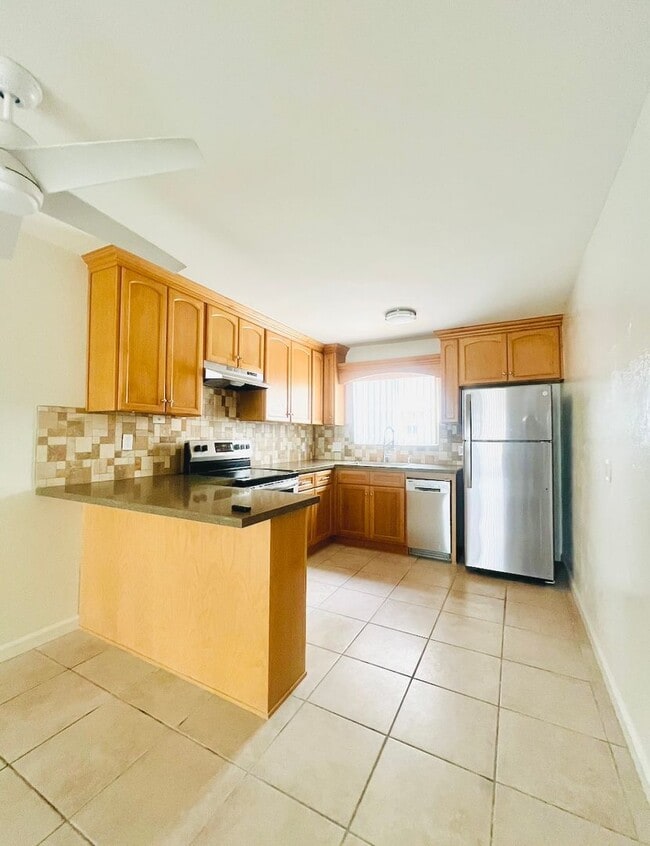 Building Photo - 825-827 San Fernando Place