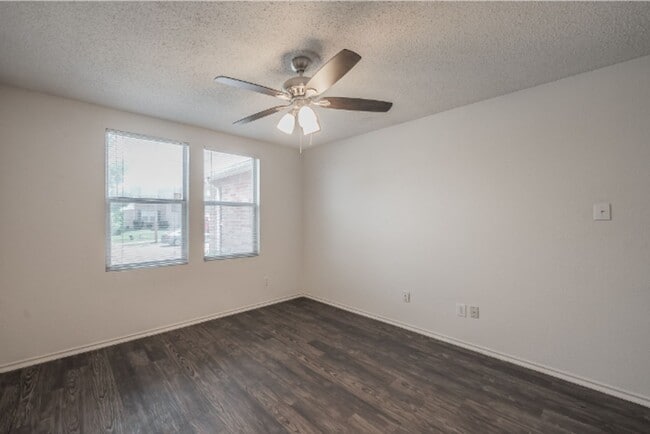 Building Photo - 3327 Clydesdale Dr