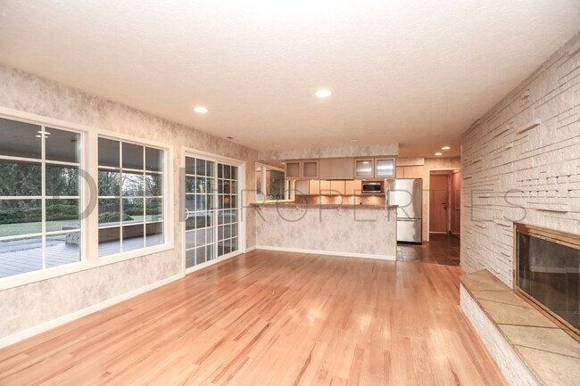 Building Photo - SPACIOUS MIDCENTURY HOME IN LONGVIEW'S CASCADE WAY NEIGHBORHOOD FOR RENT