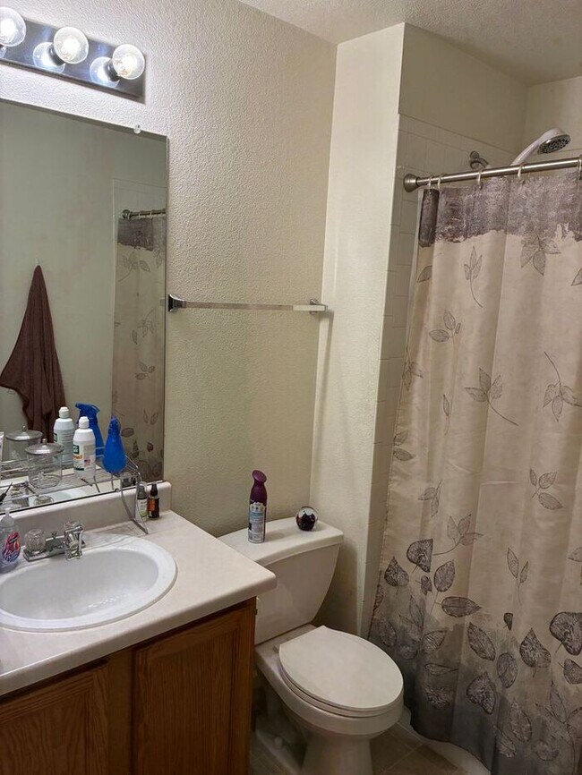 Building Photo - 3 Bedroom, 2.5 Bath Townhome with 2 Car At...