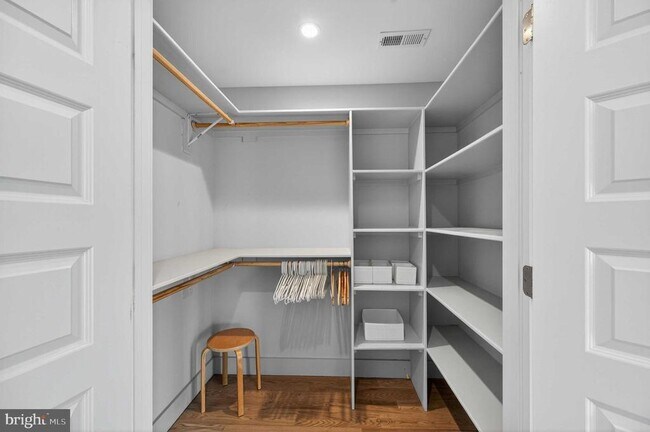 Building Photo - 911 S Oak St