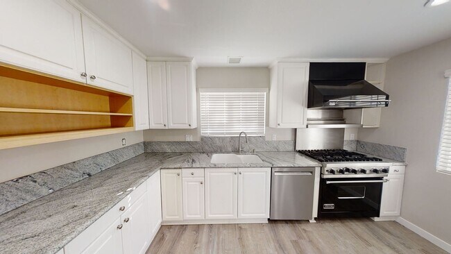 Building Photo - Newly Remodeled 4BD/2BA