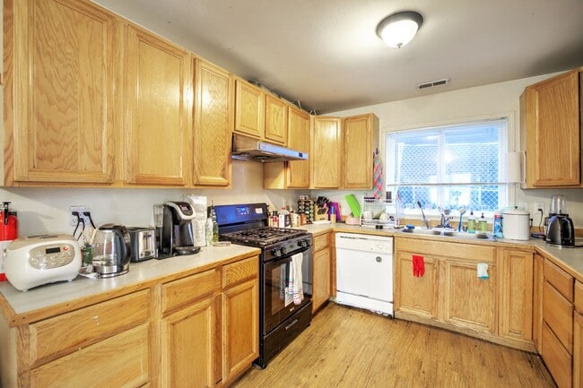 Building Photo - 8 Bedroom home in the Heart of the U-district