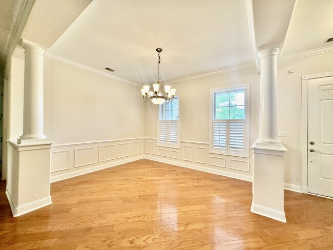 Building Photo - Beautifully Maintained Three Bedroom Home ...