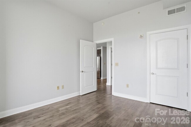 Building Photo - 701 Royal Ct