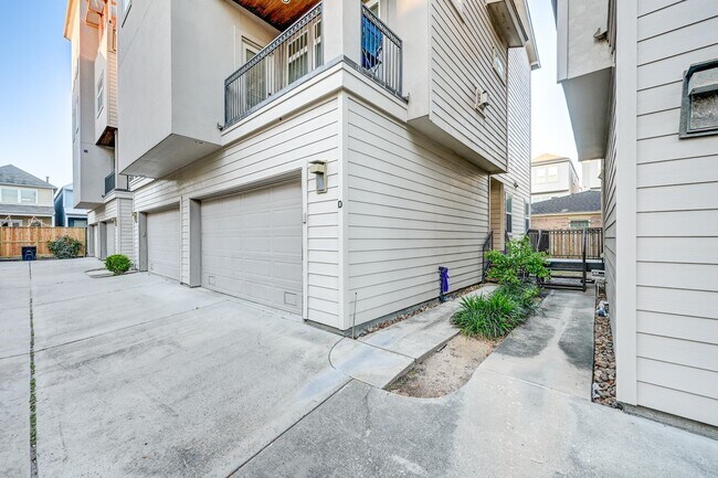 Building Photo - 1325 W 24th St