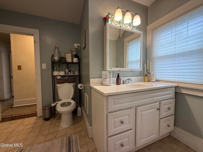 Building Photo - 21 Baker St