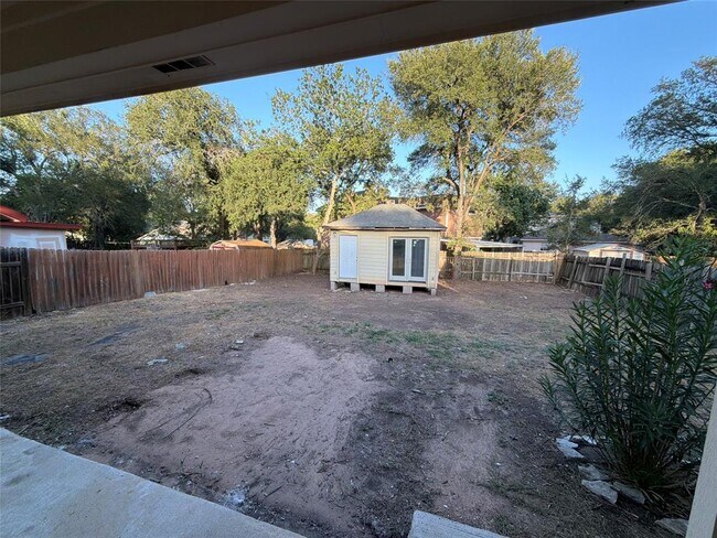 Building Photo - 103 N Mockingbird Cir