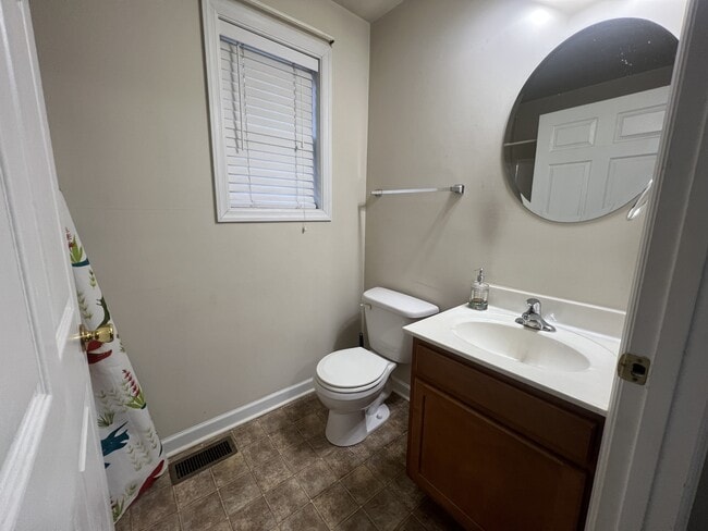 Building Photo - 122 Spence St