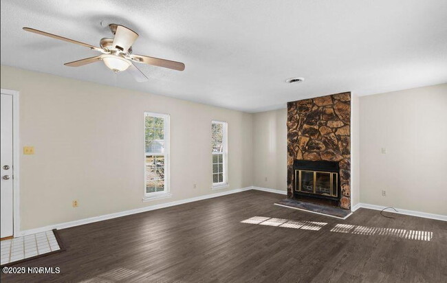 Building Photo - Beautiful 3 Bedroom Home-210 Country Rd. $...