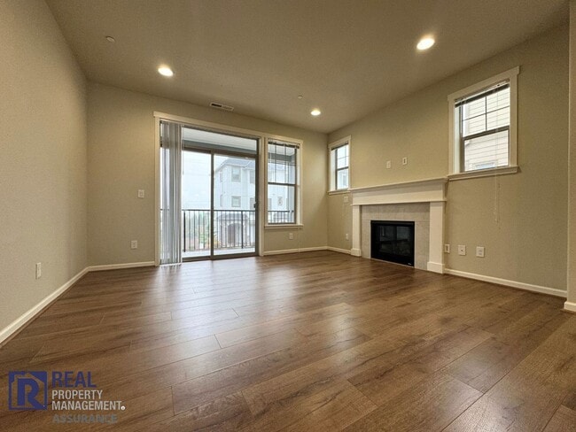 Building Photo - Spacious, well-designed Townhome in the River Terrace community!!