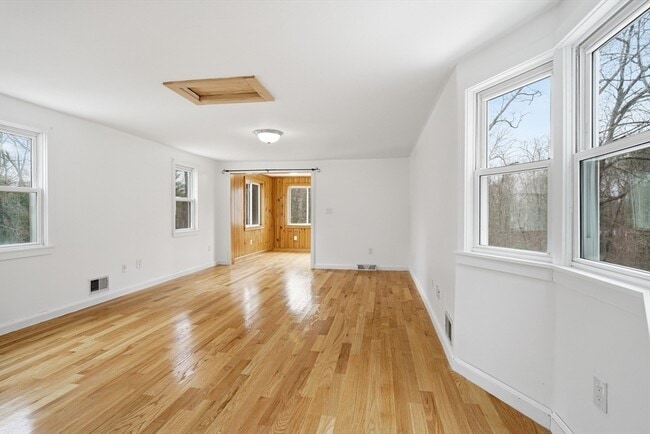 Building Photo - 724 Linwood St