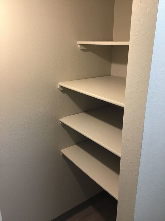 Building Photo - Spacious 1 Bedroom