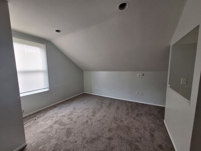 Building Photo - Charming 3 bedroom brick bungalow