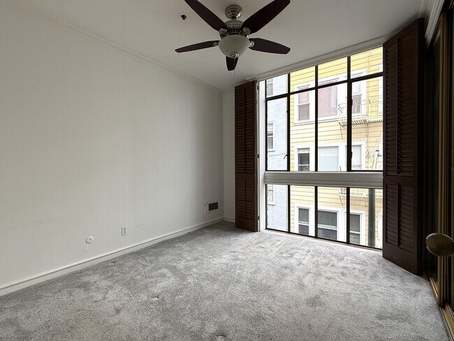 Building Photo - Top Floor Condo in Nob Hill