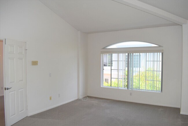 Building Photo - 3 Bedroom Townhome in La Jolla Village