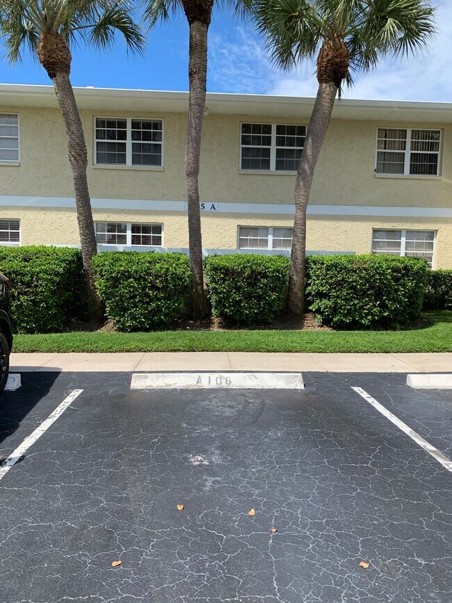 Building Photo - 1565 SE Royal Green Cir