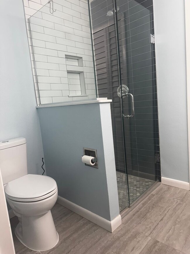 Building Photo - Spacious & Beautifully Updated Townhome in a Prime Location!