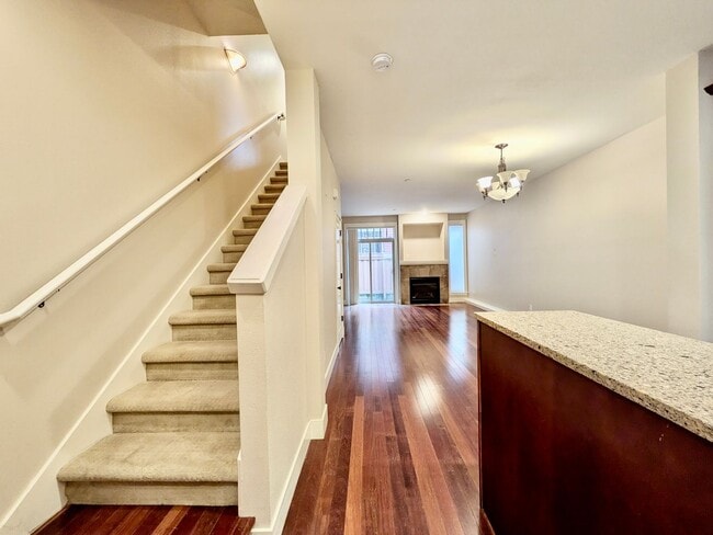 Building Photo - Luxury Townhome in Lake Oswego’s Coveted First Addition | Garage Included!