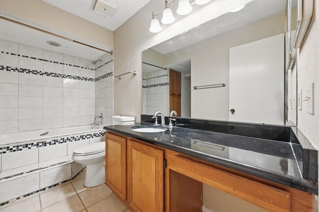 Building Photo - Beautiful 3 Bedroom Condo Overlooking The ...