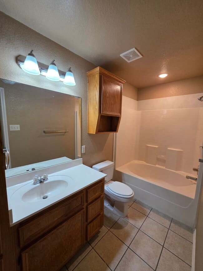 Building Photo - 3 Bedroom / 2 Bath Duplex – NEW FLOORING IN THE BEDROOMS