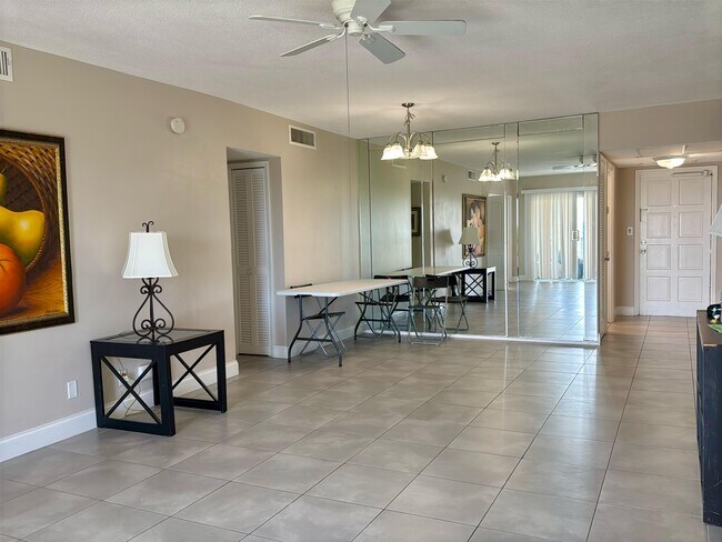 Building Photo - 3100 N Palm Aire Dr
