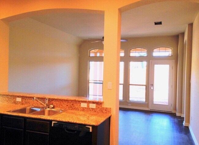 Building Photo - 3 bedroom 2 bath home