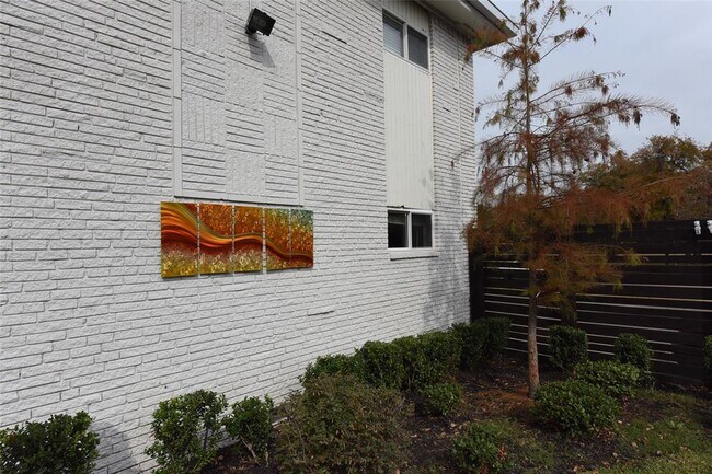 Building Photo - 5124 Live Oak St