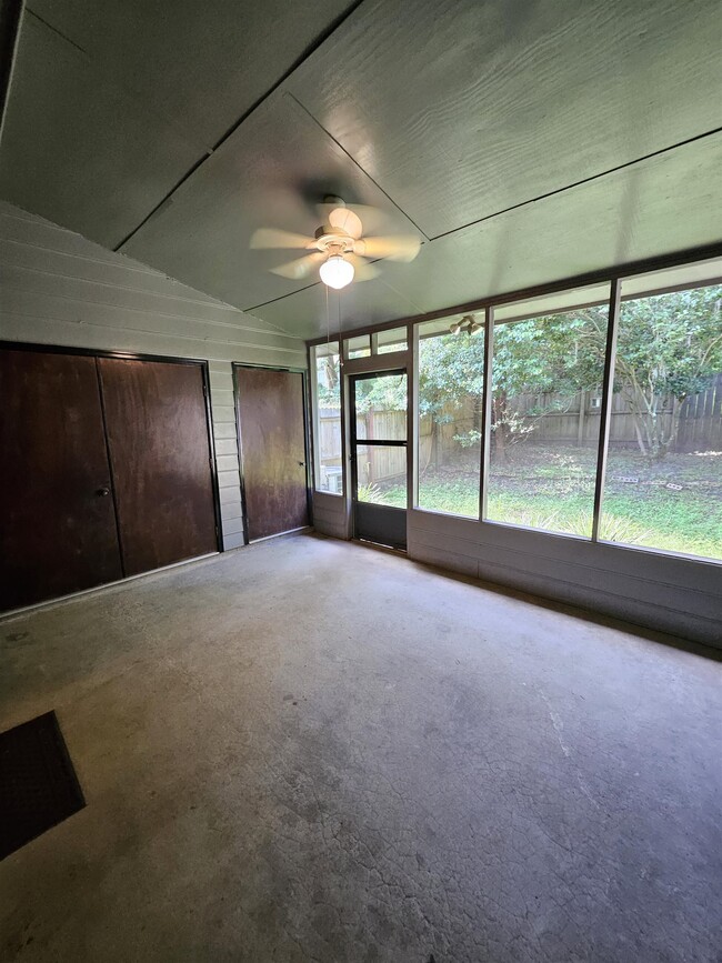 Building Photo - 463 E Van Buren St
