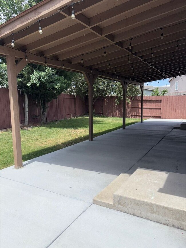 Building Photo - Charming 3 Bedroom, 2 Bath Home in Peacefu...