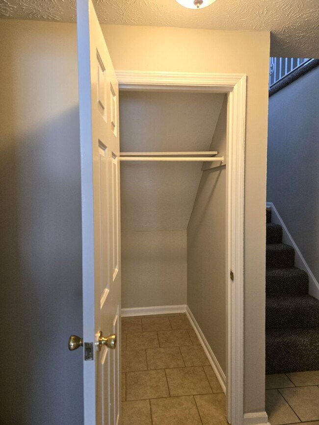 Building Photo - Spacious Split Level In Gainesway   251113