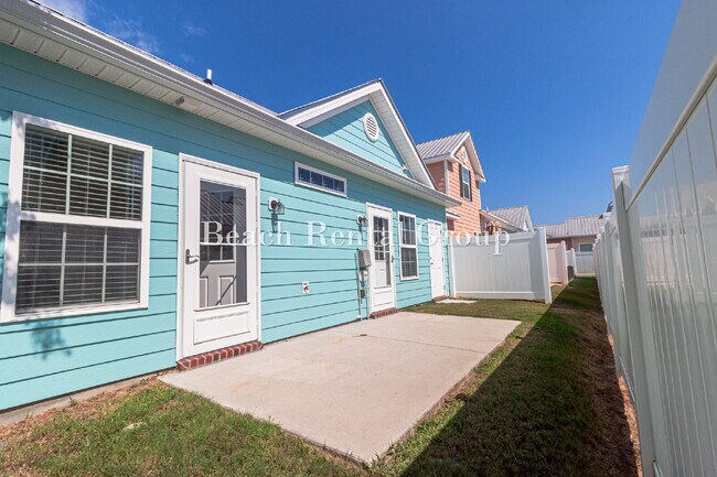 Building Photo - Renovated and Close to the Beach