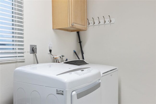 Building Photo - 418 SE 3rd Terrace