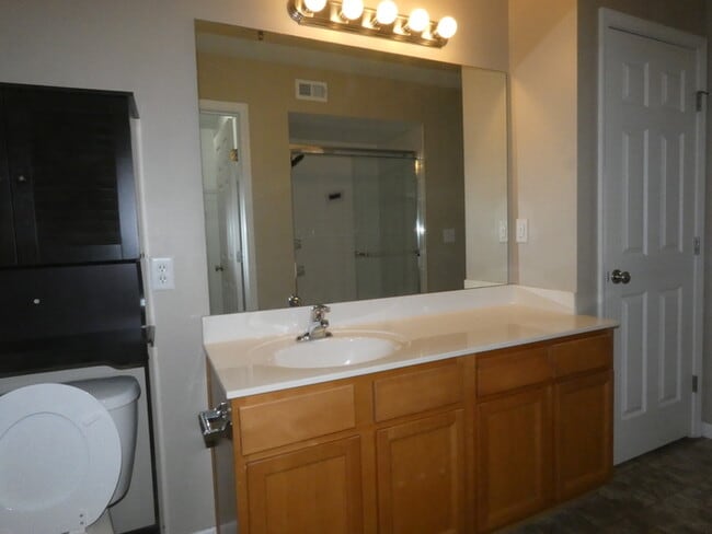 Building Photo - Beautiful Condo in North Kansas City School District!