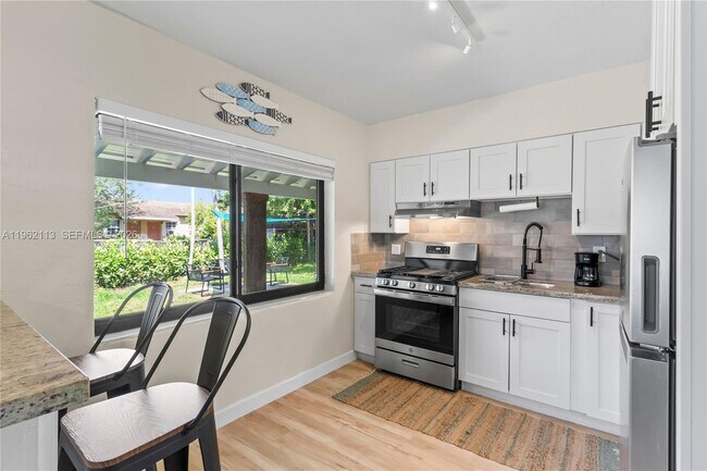 Building Photo - 715 NE 6th St