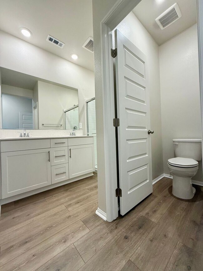 Building Photo - Brand new Townhome! Never Been lived in!  4 Br 4 Ba 2 car garage!