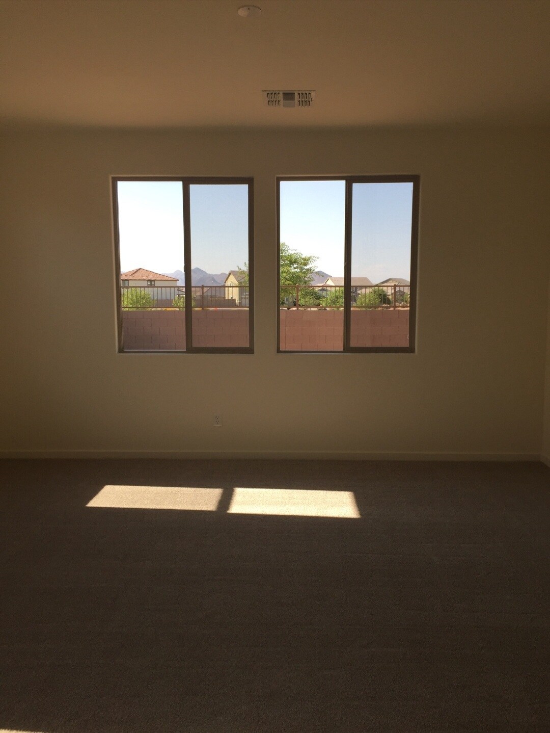 Building Photo - 3012 E Quenton St