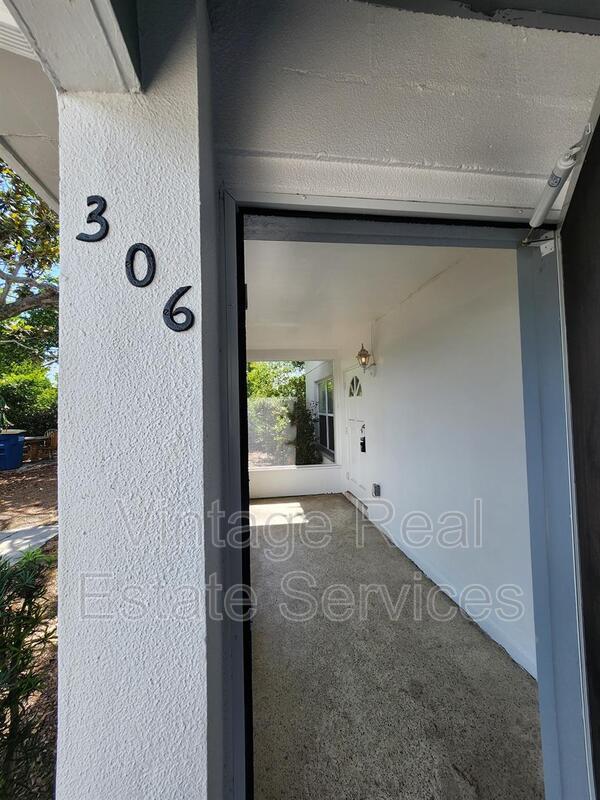 Building Photo - 306 S Mercury Ave
