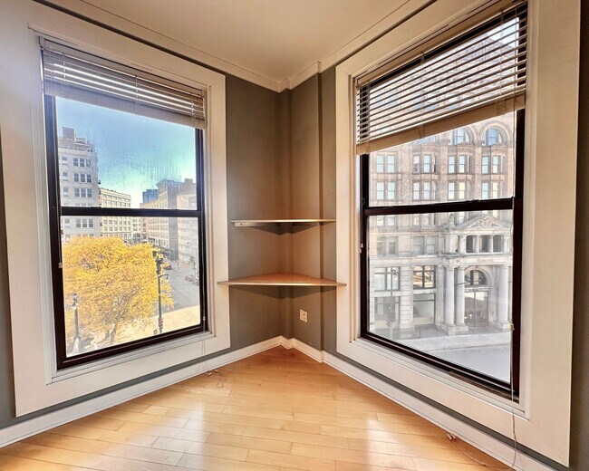 Building Photo - Oversized Downtown 1 Bed, 1 Bath + Den Condo!