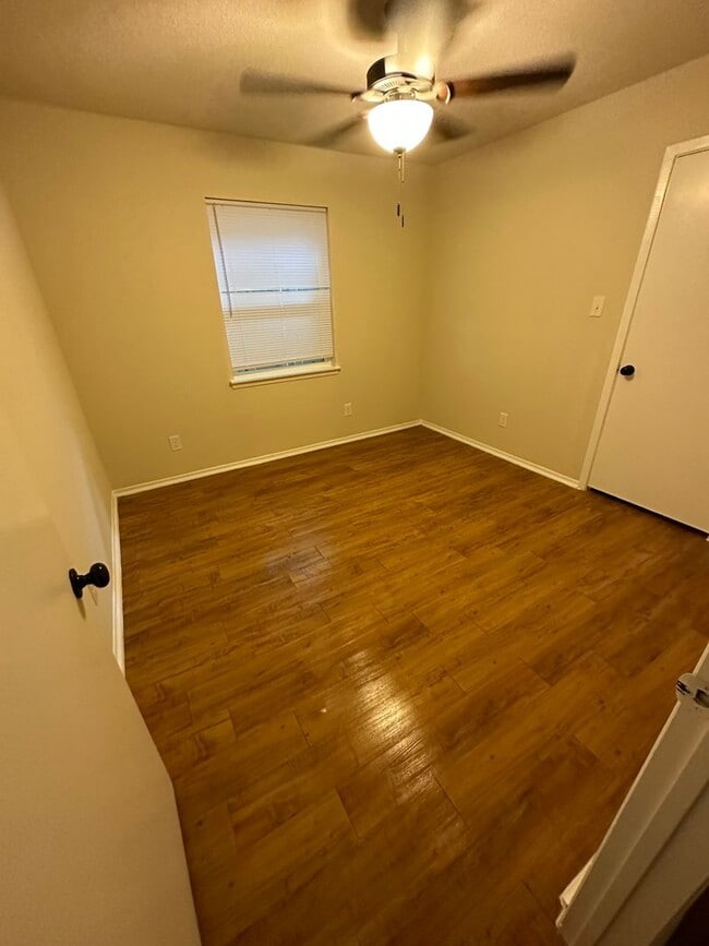 Building Photo - LIVINGSTON2709-11