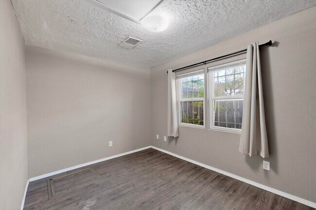 Building Photo - Historic Bungalow House 2 Bedroom 1 Bath- MOVE-IN Special