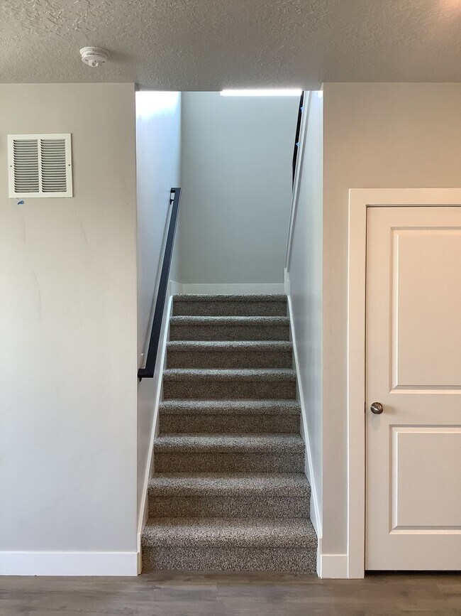 Building Photo - FREE RENT FIRST MONTH - Townhome in Prime ...