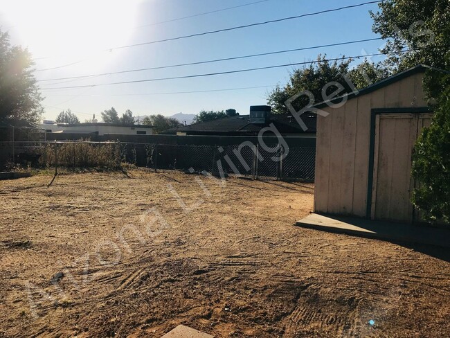 Building Photo - 2 BEDROOM WITH LARGE FENCED YARD
