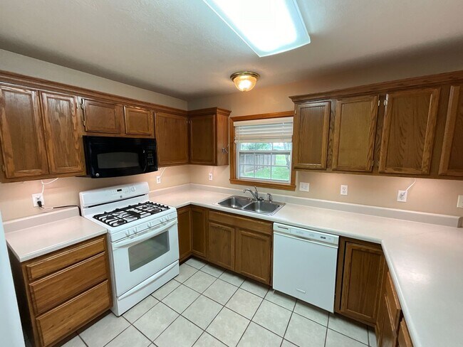 Building Photo - Beautiful Home on Private Setting